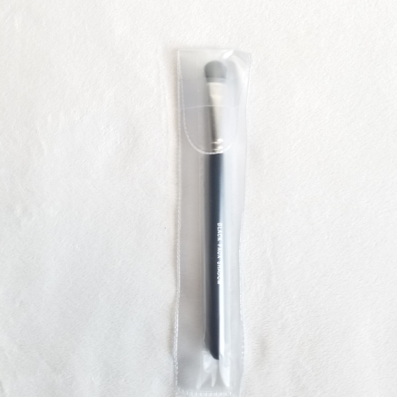 New SHADOW Brush - Vegan Black Faux Cosmetic Makeup Brush, Cosmetics, Eye Shadow - Picture 3 of 3